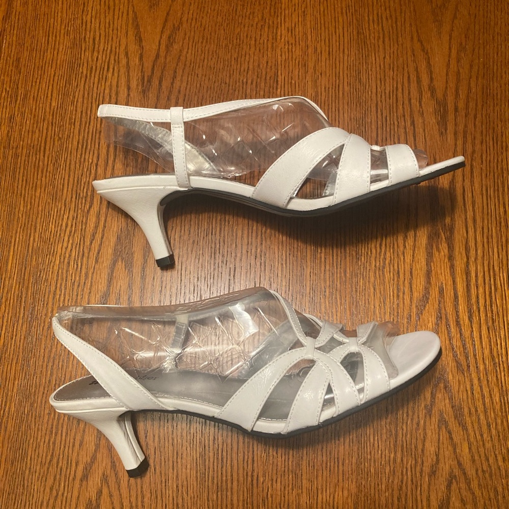 Naturalizer White 9 1/2 M Women’s Shoe. In box.